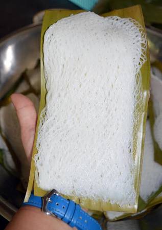 Bánh hỏi mặt võng được xếp thành từng xấp với 4 miếng bánh