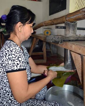 Để tạo được bánh hỏi hình mặt võng người thợ phải hứng lá chuối dưới khuôn đổ bánh hình trụ và kết hợp thao tác tay khéo léo