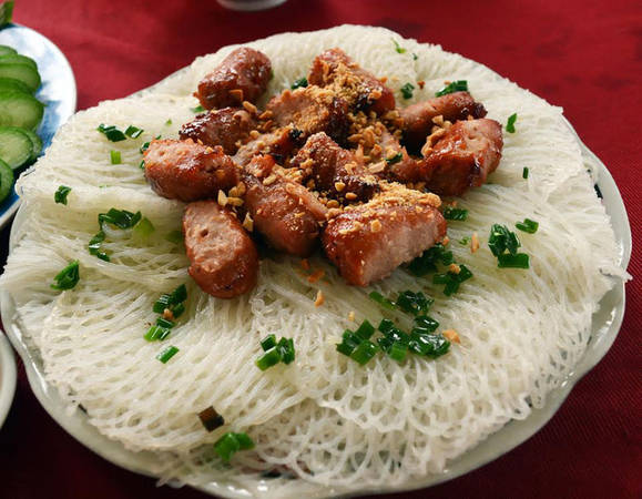 Một dĩa bánh hỏi mặt võng được xếp ăn kèm với thịt nướng kim tiền sẵn sàng phục vụ thực khách