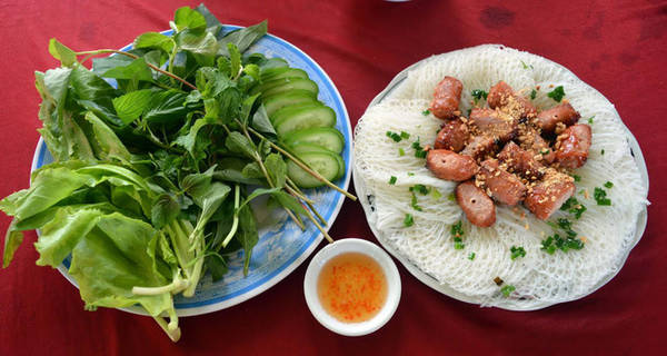 Bánh hỏi mặt võng cắt nhỏ rồi cuốn lại với rau thơm, cho thịt nướng kim tiền cùng mỡ hành phi rưới lên bánh hỏi, rồi chấm với nước mắm chua ngọt