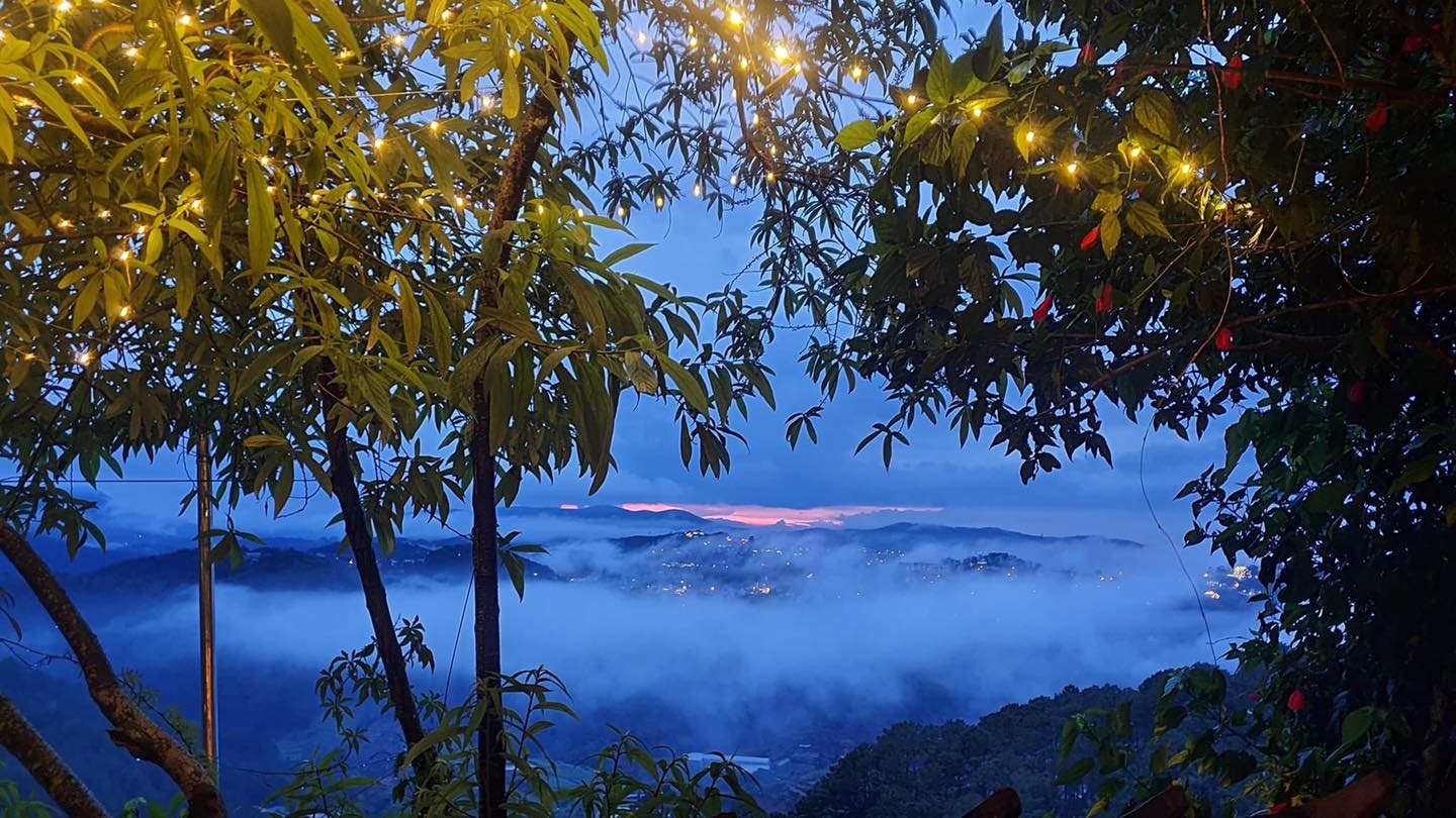 ghe-tiem-ca-phe-cheo-veooo-co-goc-ngam-hoang-hon-sieu-dep-o-da-lat-ivivu-04 ghe-tiem-ca-phe-cheo-veooo-co-goc-ngam-hoang-hon-sieu-dep-o-da-lat-ivivu-04