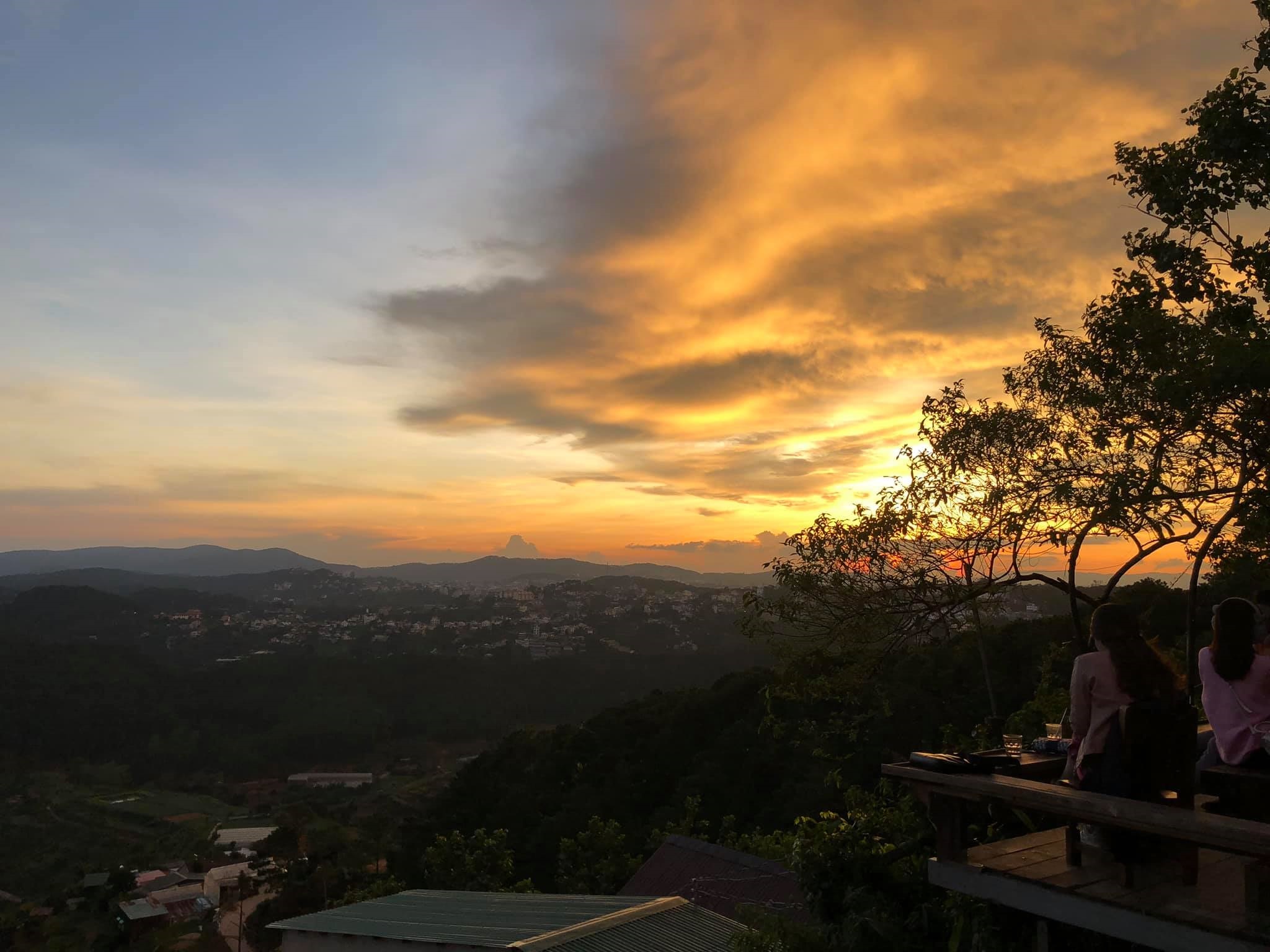 ghe-tiem-ca-phe-cheo-veooo-co-goc-ngam-hoang-hon-sieu-dep-o-da-lat-ivivu-06 ghe-tiem-ca-phe-cheo-veooo-co-goc-ngam-hoang-hon-sieu-dep-o-da-lat-ivivu-06