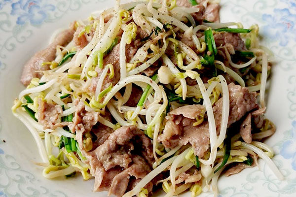 Nguyên liệu chuẩn bị cho món giá đỗ xào thịt