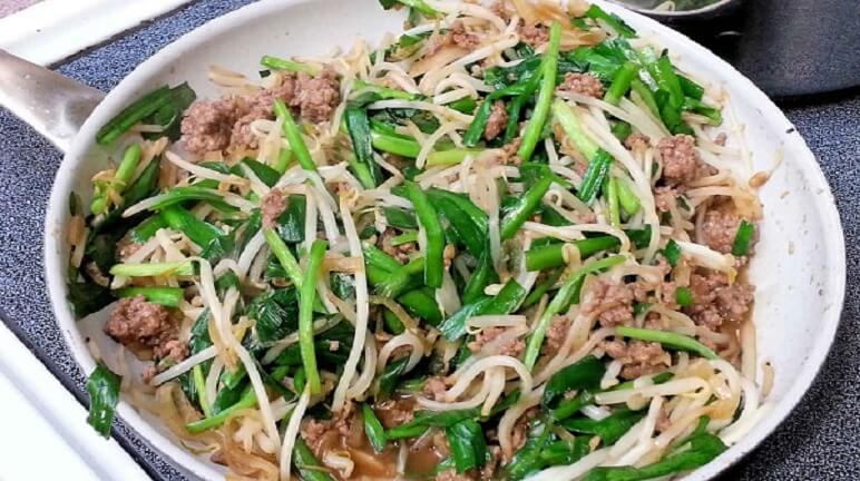 Quá trình xào giá đỗ với thịt heo
