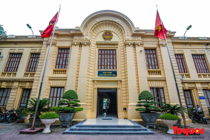 Bên ngoài bảo tàng.