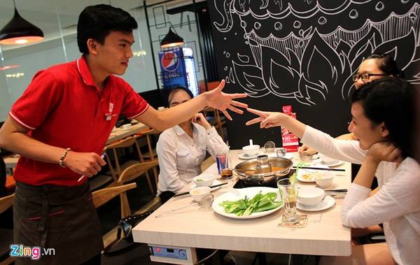 Khách hàng thách đấu oẳn tù tì Sài Gòn để nhận giảm giá 30%.