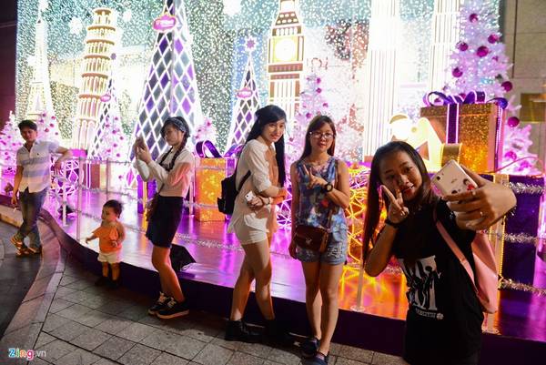 Các cô gái đua nhau chụp ảnh trong không khí giáng sinh Sài Gòn.