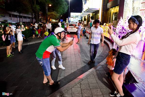 Nhiều người tranh thủ đậu xe chụp vài tấm ảnh kỷ niệm rồi rời đi tại Sài Gòn.