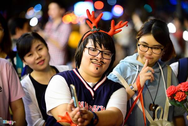 Đồ trang trí mang sắc màu Noel cũng đã xuất hiện trên đường phố Sài Gòn.