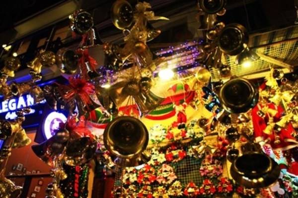 Các món đồ trang trí Giáng sinh được bày bán ở khu phố người Hoa