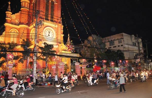 Nhà thờ Tân Định trên đường Hai Bà Trưng rực sáng dưới ánh đèn Giáng sinh