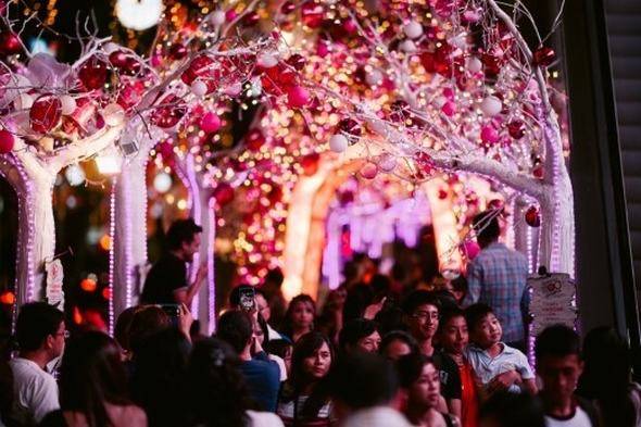 Rất đông các bạn trẻ check-in Giáng sinh Sài Gòn