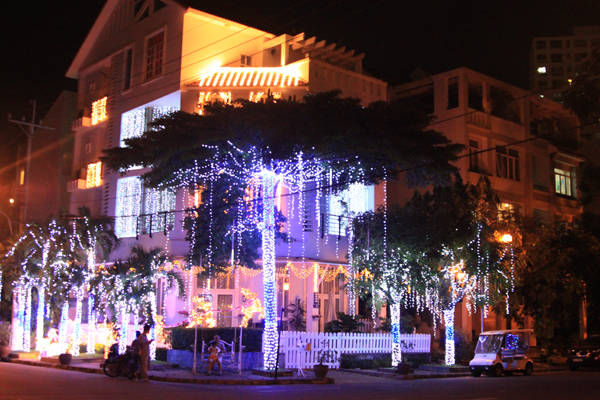 Các căn biệt thự ở Phú Mỹ Hưng bừng sáng dưới ánh đèn Noel