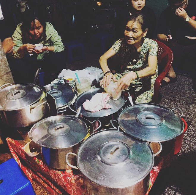 giua-sai-gon-hoa-le-co-mot-quan-che-ban-dem-hon-40-nam-nay-van-thap-sang-bang-den-dau-ivivu-2