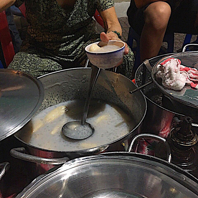 giua-sai-gon-hoa-le-co-mot-quan-che-ban-dem-hon-40-nam-nay-van-thap-sang-bang-den-dau-ivivu-5