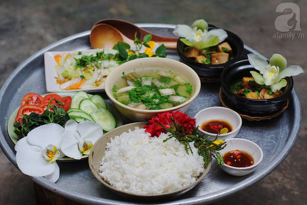Giữa Sài Gòn xô bồ, vẫn có một nơi bạn có thể tĩnh tâm với đồ ăn, thức uống “đơm hoa”