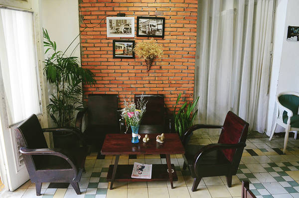 Không gian cà phê The Letter với gam màu vàng cam và bàn ghế gỗ phong cách vintage