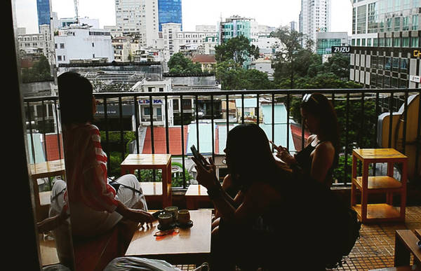 View trên cao đẹp để ngắm phố đi bộ Nguyễn Huệ từ quán cà phê The Letter