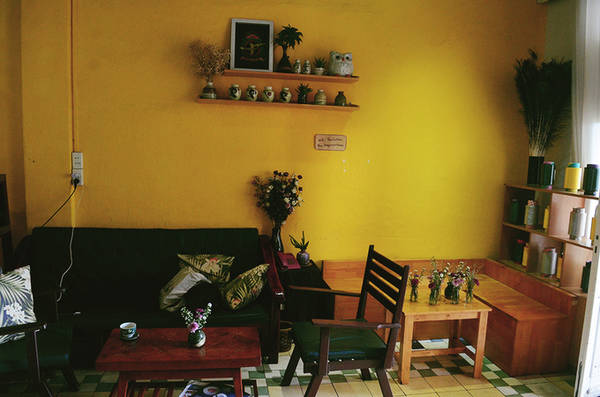 Tuy nằm trong căn nhà không quá lớn nhưng quán được chia làm ba không gian khác nhau. Mỗi gian đều được chủ quán khéo léo bài trí hài hòa từ những món đồ gốm, chậu cây kiểng, hoa tươi, tranh ảnh cùng những bộ bàn ghế gỗ.