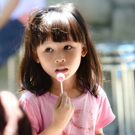 Niềm vui giản đơn của trẻ em miền Trung khi được nhận kẹo