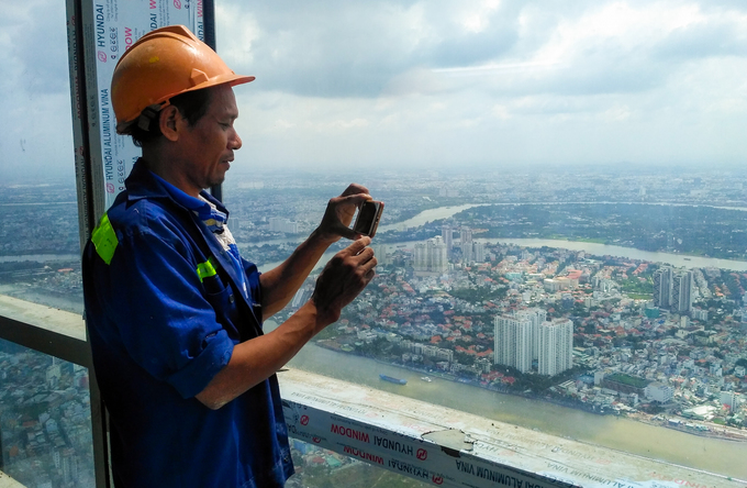 Người dân chụp ảnh tại tòa nhà cao nhất Việt Nam