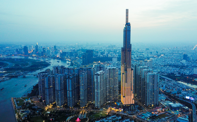 Đến chiều tối, tòa nhà Landmark 81 bắt đầu lên đèn, thay đổi màu sắc liên tục.  Tòa nhà có tổng diện tích sàn xây dựng 141.000 m2. Công trình có hơn 2.000 công nhân, kỹ sư, chuyên gia làm việc ba ca liên tục. Hiện các công nhân hoàn thiện các hạng mục còn lại để kịp vận hành đầu năm 2019.