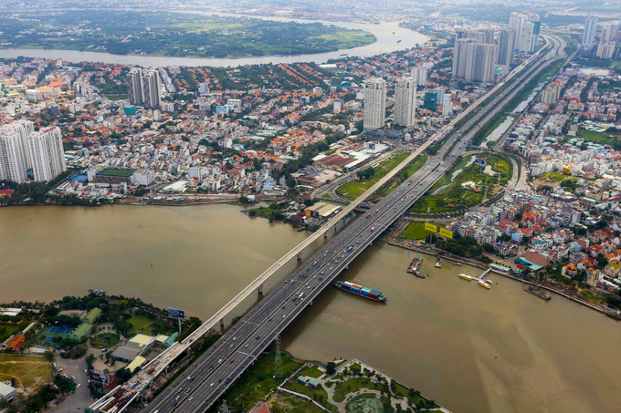 Cầu Sài Gòn, xa lộ Hà Nội, khu Thảo Điền và cửa ngõ phía Đông thành phố, ở phía xa là bán đảo Thanh Đa.