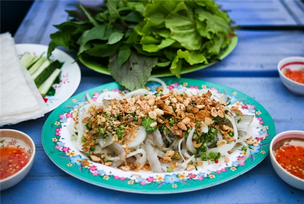 Gỏi cá đục Minh Châu ăn kèm rau thơm