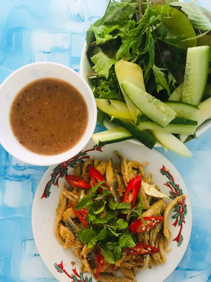 Gỏi cá Nam Ô Đà Nẵng được làm từ cá trích ngọt thịt