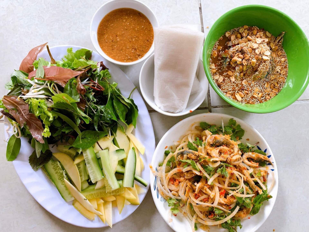 Gỏi cá Nam Ô Đà Nẵng ăn kèm rau rừng dưới chân đèo Hải Vân