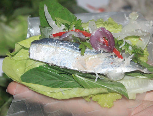 Gỏi cá trích ăn kèm bánh tráng rau sống - đặc sản Phú Quốc