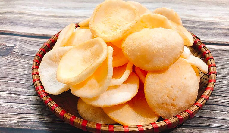 Gỏi hải sản thanh long ăn kèm bánh phồng tôm giòn