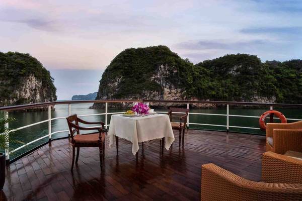Bạn sẽ được thưởng thức nhiều món ăn địa phương và quốc tế được phục vụ ngay tại nhà hàng trên du thuyền.