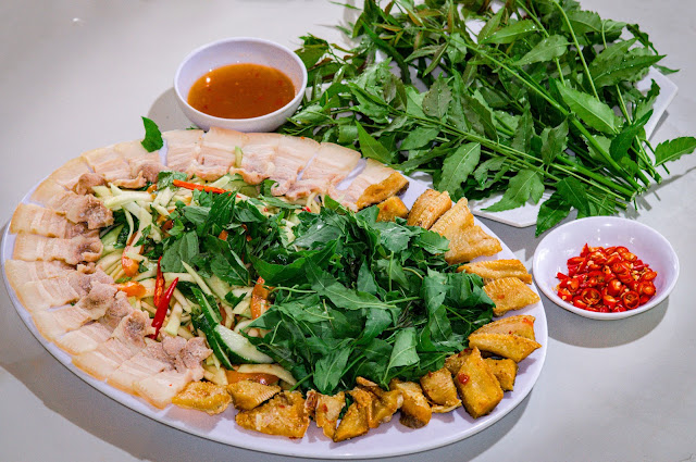 Trình bày món gỏi sầu đâu An Giang đẹp mắt