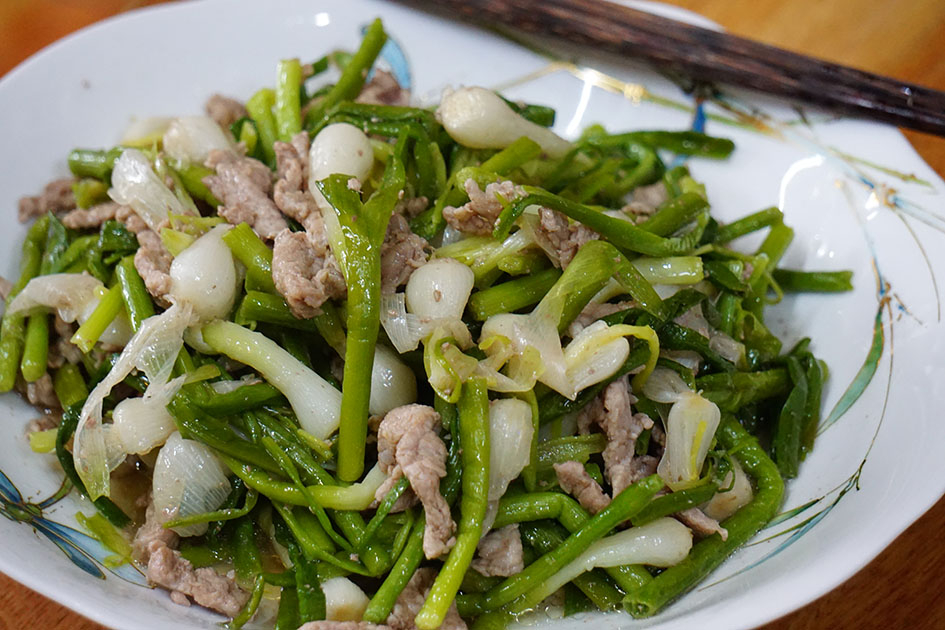 Pha chế nước mắm cho gỏi tỏi Lý Sơn