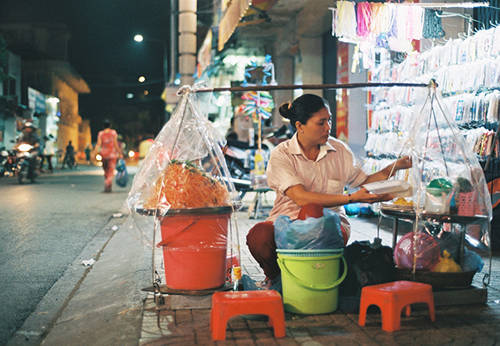 Bạn sẽ dễ dàng bắt gặp một nơi bán gỏi tôm trứng ở khắp nơi trong trung tâm thành phố Cần Thơ