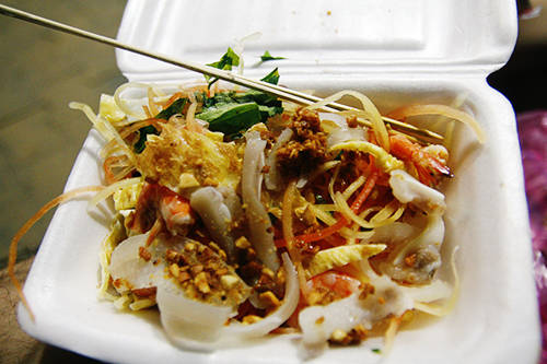 Món gỏi tôm trứng gây ấn tượng với thực khách bởi màu sắc đa dạng của nhiều loại nguyên liệu