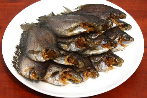 Quy trình phơi khô cá sặc để đạt độ dai ngon cho món gỏi xoài khô cá sặc