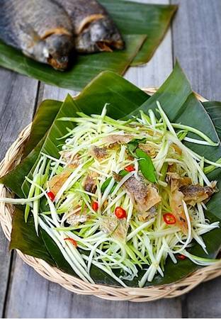 Đôi khi trong món gỏi xoài khô cá sặc, người ta sử dụng mùi tàu (ngò gai) để thay thế nên gỏi có mùi thơm khác một chút, nhưng vị ngon thì không thay đổi.