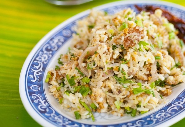Nam Khao thực chất là cơm chiên được nấu từ Khao Niaw còn dư sau bữa ăn của người Lào, thêm hành tây, xúc xích, rau thơm đủ vị. Bạn có thể gọi nam khao ở các nhà hàng, và dĩ nhiên họ sẽ không sử dụng cơm thừa để chế biến món ăn cho khách - Ảnh: Austin Bush