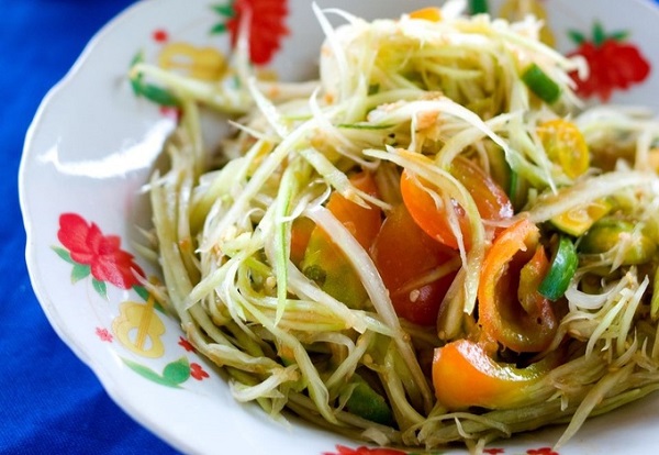 Tam Mak Houng (gỏi đu đủ) giống somtam của Thái Lan nhưng không có vị ngọt, chỉ mang vị chua của cà chua, chanh và mặn của mắm ba khía cùng loại nước mắm pa daek - đặc sản Lào - Ảnh: Austin Bush