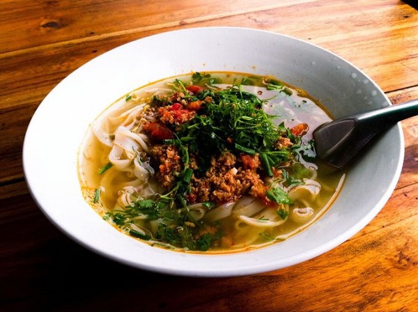 Đến Luông Prabang, bạn không nên bỏ qua Khao Soi, món mỳ cắt bằng kéo, sau đó chần trong nước sôi rồi cho khao soi - hỗn hợp làm từ thịt lợn xay nhuyễn với tỏi, cà chua, gia vị... lên trên - Ảnh: Hide