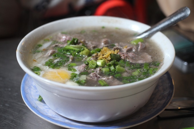 Phở Hớn Hưng - ngã sáu Nguyễn Tri Phương, quận 10 (15h 30 - 24h)  Khiến thực khách xiêu lòng bởi nước phở đậm đà, bò viên to dai sừng sực, tiệm phở hơn 50 năm tuổi này là lựa chọn không tồi vào những buổi tối muộn ở Sài Gòn, đặc biệt vào mưa đêm. Thêm một trứng chần vào tô phở bốc khói nghi ngút, kết hợp với thịt bò mềm sẽ làm bạn ấm bụng ngay lập tức. Giá một tô khoảng 40.000 - 70.000 đồng.
