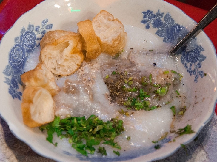 Cháo sườn - chợ Tân Định (17h - 23h30)  Nếu giữa đêm thèm chén cháo nóng hổi thơm mùi tiêu, hột vịt bắc thảo ngậy ngậy cùng miếng sườn mềm có thể nhai cả sụn thì bạn chỉ việc "phi" xe thẳng đến đường Hai Bà Trưng, đoạn gần chợ Tân Định. Bạn sẽ bắt gặp vài gánh cháo lề đường vẫn kiên nhẫn ngồi chờ khách đến khuya. Một phần cháo chỉ tầm 15.000 - 25.000 đồng, thêm bánh quẩy hay hột vịt nữa thì khoảng 35.000 đồng, đủ để làm dịu bao tử của bạn ngay tức khắc.