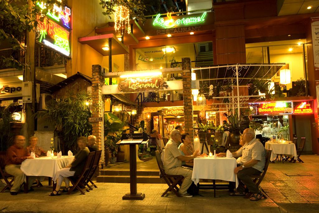 Tận hưởng đồ uống tại quầy bar khách sạn Asia Huế giá rẻ