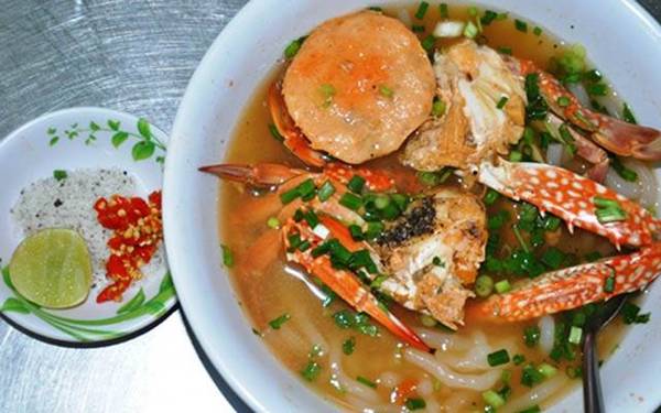 Quán bắt đầu bán từ 7h sáng đến tối, được nhiều người biết đến bởi ghẹ tươi, nước dùng ngọt, đậm vị. Tô thông thường có ghẹ lột vỏ sẵn, chấm với muối ớt chanh. Nếu muốn ăn ghẹ nguyên con, thực khách có thể chọn tô đặc biệt to hơn, đầy đủ hơn.  Giá: 25.000 - 55.000 đồng/tô Địa chỉ: Bánh canh ghẹ Ngọc Lâm, Lê Lai, Vũng Tàu.