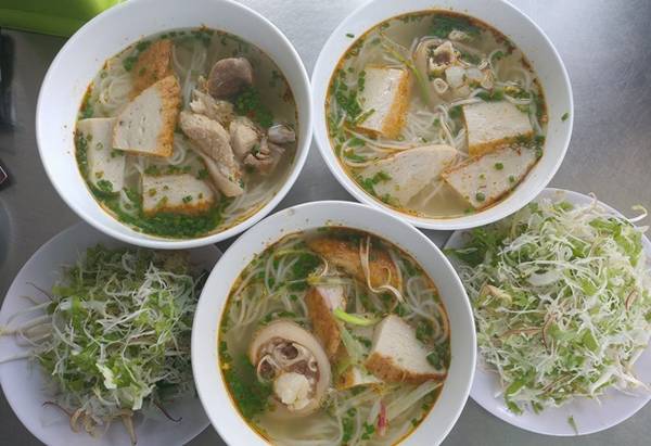 Chả cá Quy Nhơn, thêm giò hầm có lớp da béo, sần sật. Điểm nhấn của món này chính là đĩa rau sống tươi, thái mỏng ăn kèm. Nếu lo ngại rau sống, bạn có thể nhờ đầu bếp trụng sơ qua trước khi ăn. Giá: 20.000 - 25.000 đồng/tô Địa chỉ: Bún chả cá Quy Nhơn, Nguyễn Trường Tộ, Vũng Tàu.