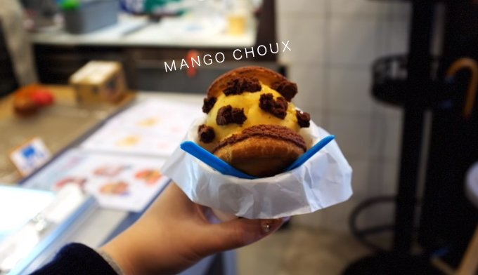 Owl's Choux và Oddies Foodies  Owl's Choux ở khu Tsim Sha Shui và Oddies Foodies ở Wan Chai là tụ điểm cho những ai mê viên kem mát lạnh. Ở Owl's Choux bạn còn có thể ăn thử bánh kẹp kem thú vị.
