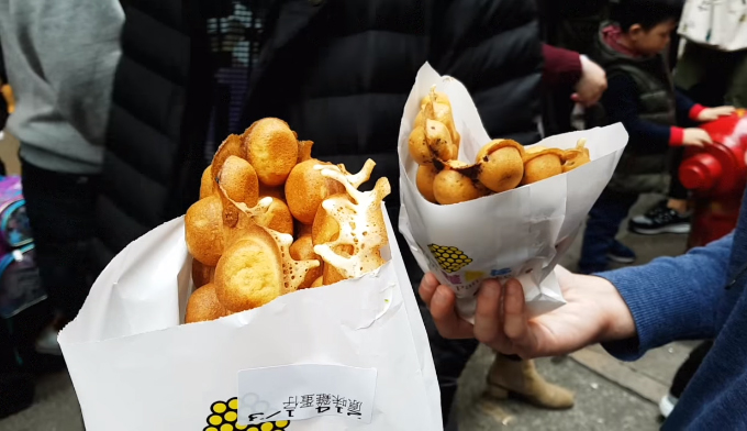 Mammy Pancake  Đến Hong Kong chắc chắn không thể bỏ qua món bánh trứng nóng hổi, thơm ngọt này. Chúng được bán ở nhiều nơi và một trong tiệm đông khách nhất là Mammy Pancake ở Tsim Sha Shui.