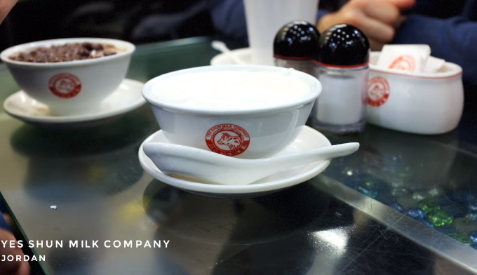 Yes Shun Milk Company  Quán nằm ở khu Jordan với thực đơn là nhiều loại tào phớ ngon như tào phớ đậu đỏ.